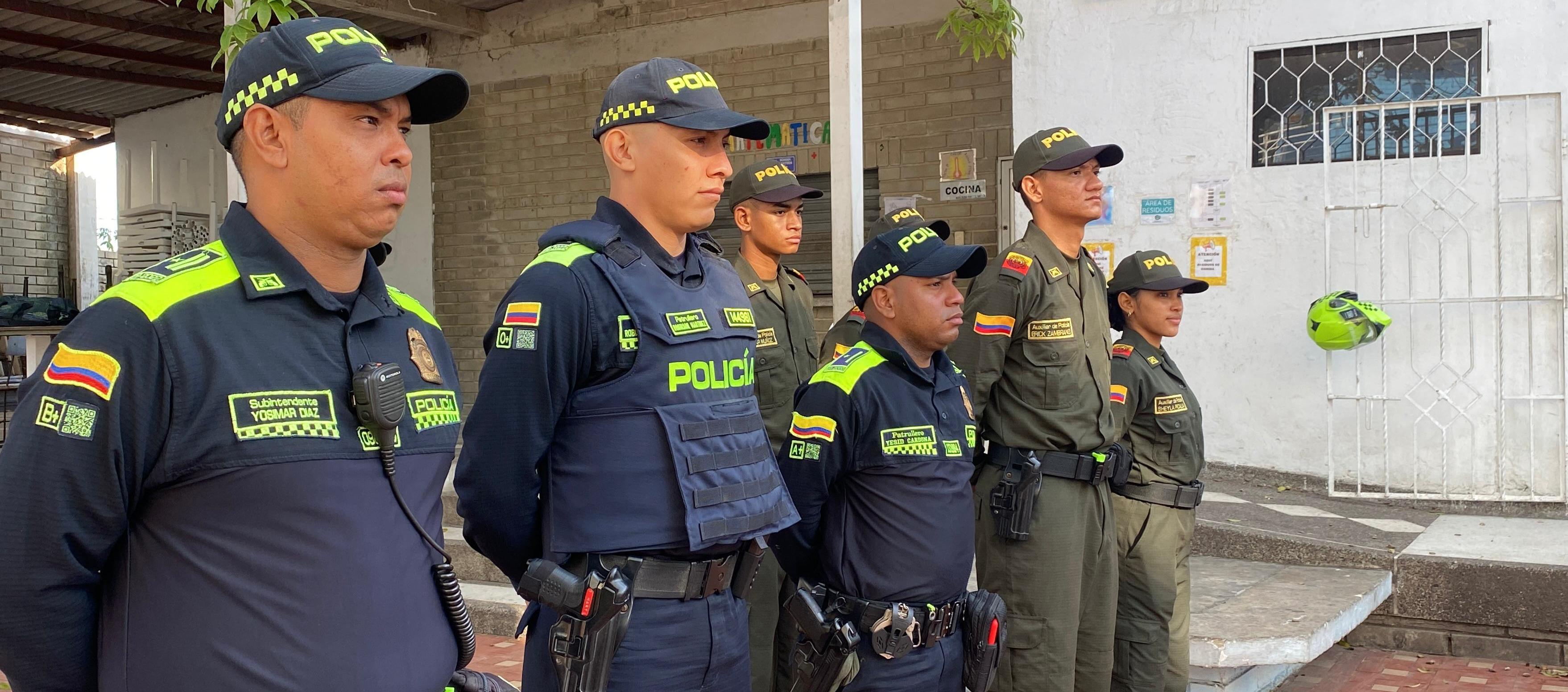 Policías distribuidos en los diferentes puestos de votación. 