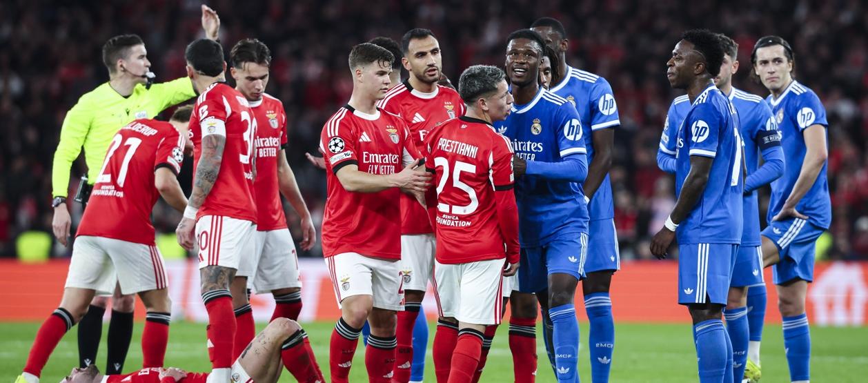 Momento de la discusión de Gianluca Prestianni y Vinicius Júnior.