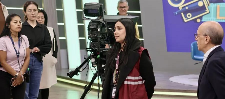 La viceministra de Relaciones Laborales, Sandra Muñoz, durante la inspección en RCN.