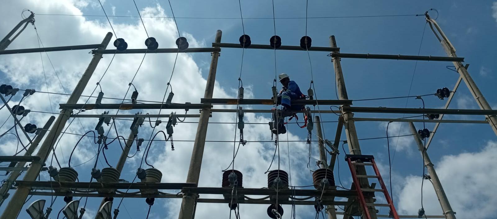 Personal de Air-e realiza trabajos en subestaciones eléctricas. 
