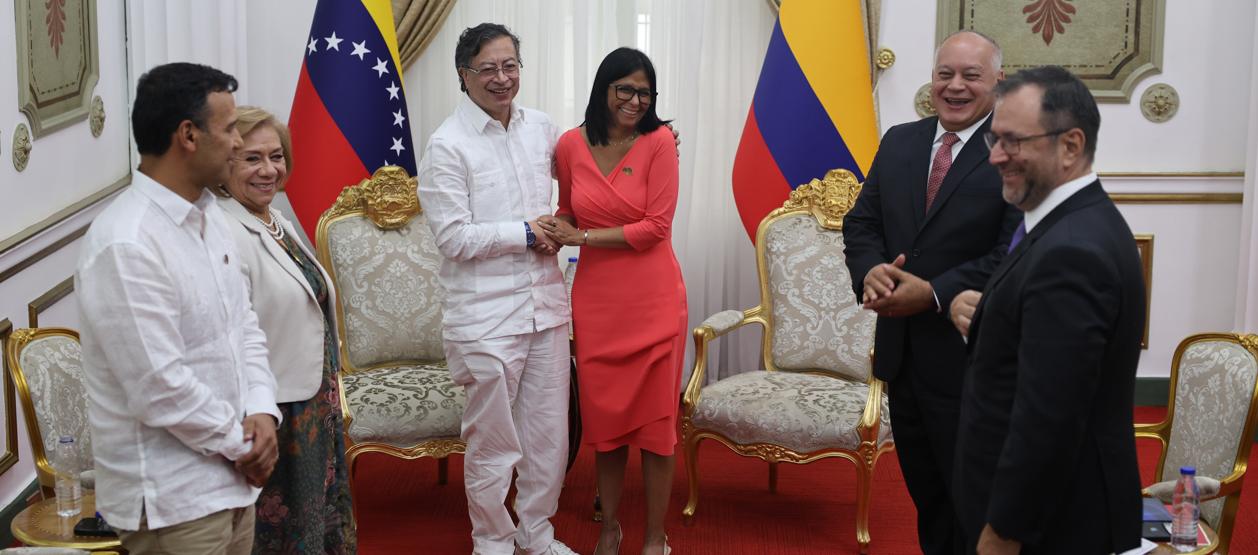 Imagen de la reunión entre Petro y Delcy Rodríguez.