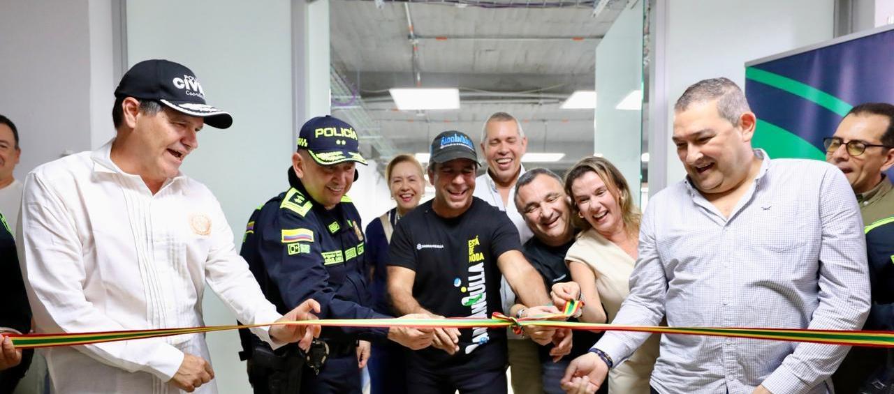 El alcalde Alejandro Char inaugurando la sala de Red de Apoyo. 