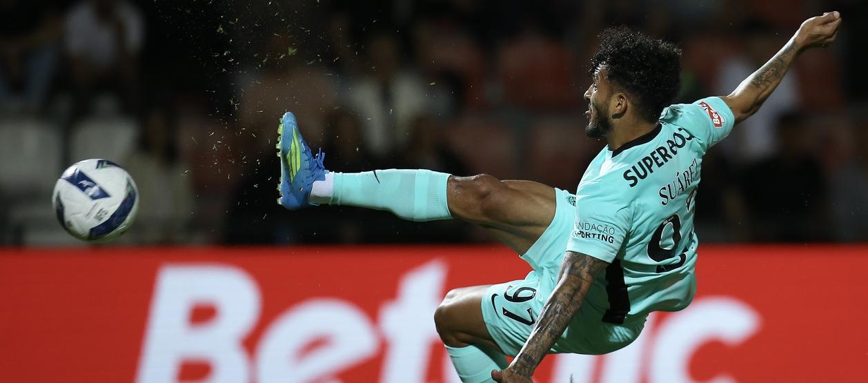 Acción de ataque del delantero samario Luis Suárez.