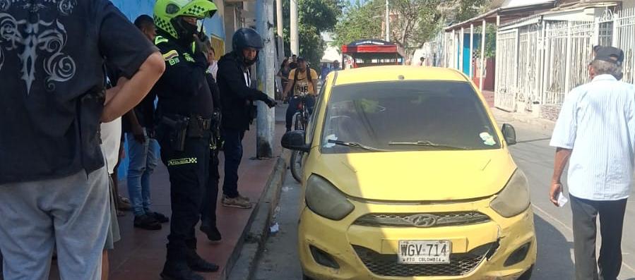 Taxi con cuerpo sin vida en Simón Bolívar