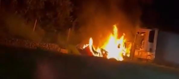 Tractocamión incinerado.