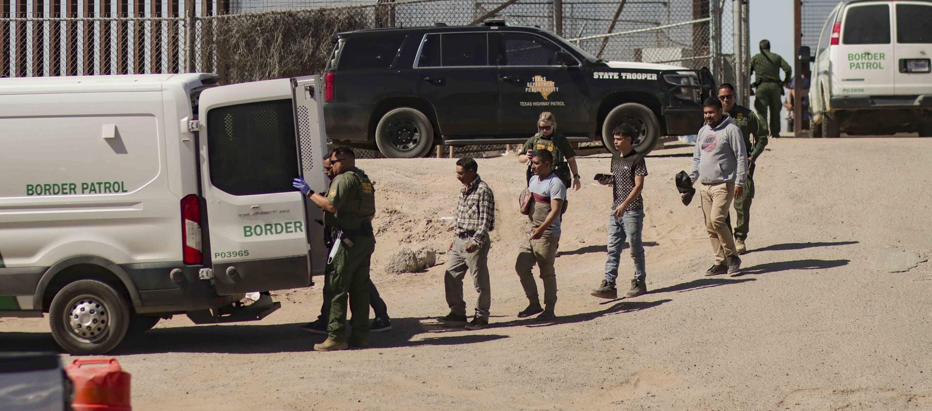 Un grupo de migrantes detenido por miembros de la Patrulla Fronteriza estadounidense, en El Paso, Texas.