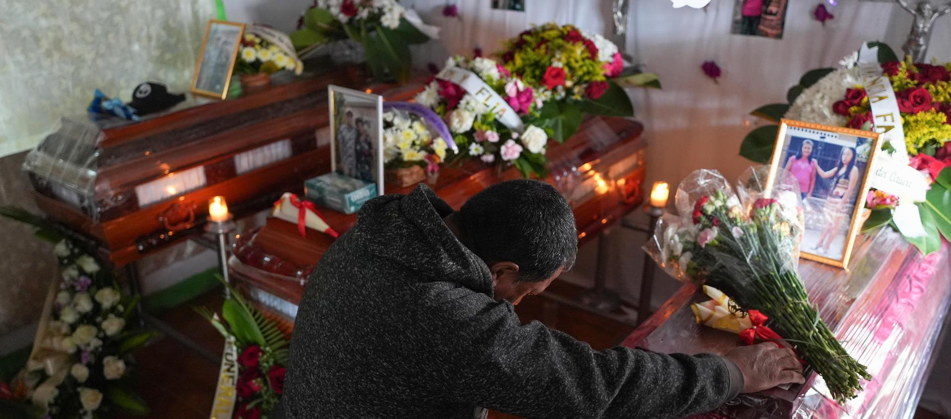 Una persona llora este martes en las honras fúnebres de las víctimas de la explosión.