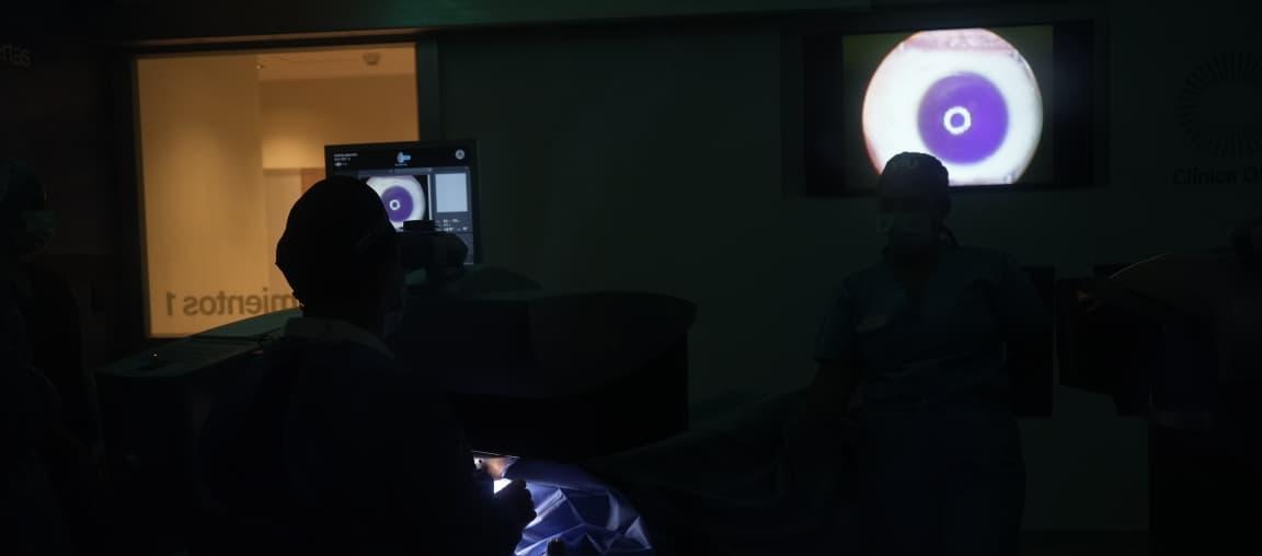 El doctor Luis Escaf durante una cirugía refractiva en el nuevo centro especializado de VIU Clínica Oftalmológica Internacional.