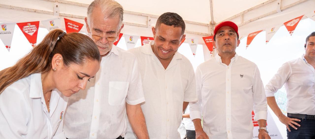 Gobernador Eduardo Verano durante la firma de inicio de obras del acueducto de Villa Rosa. 