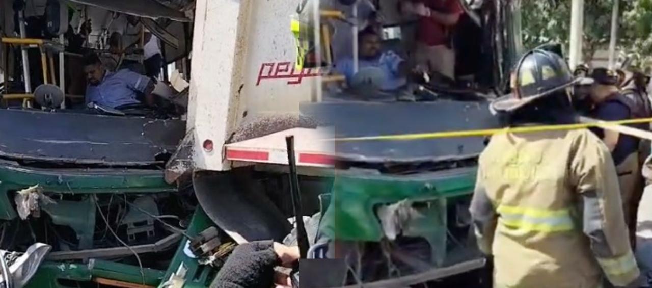 Los bomberos hicieron presencia en el lugar del accidente para rescatar al conductor del bus. 