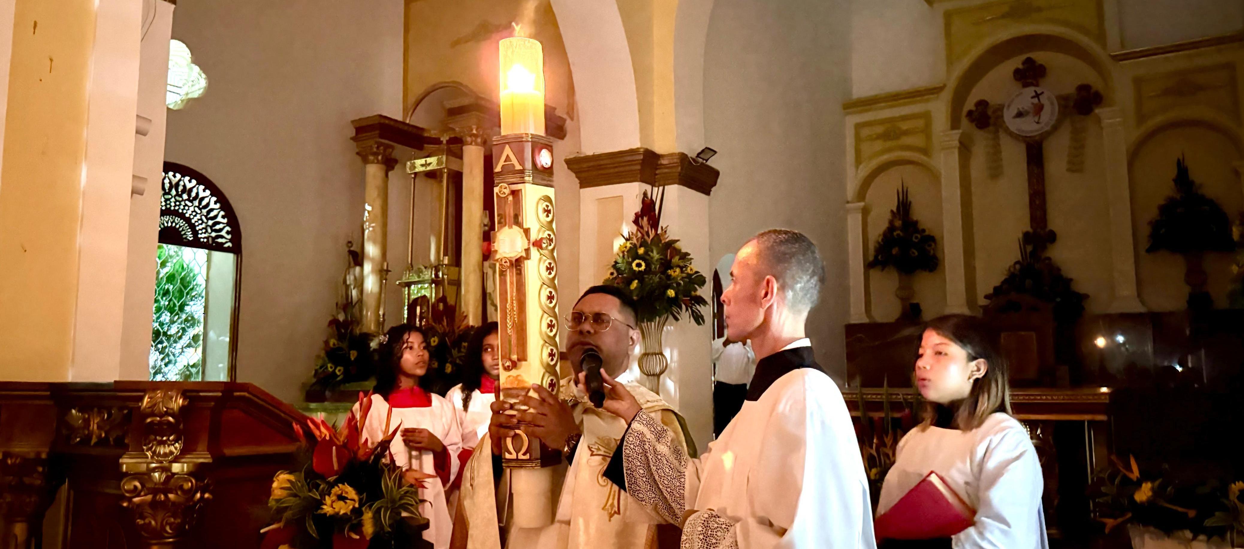 En la religión católica, el sábado santo se celebra el Cirio Pascual.