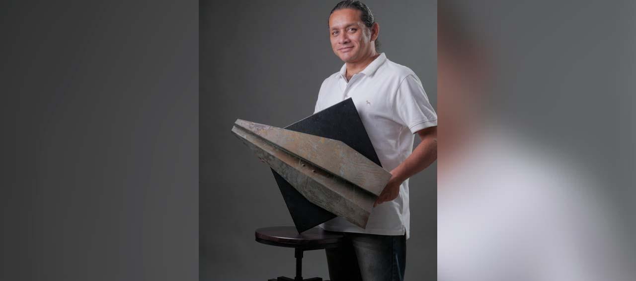 El escultor Haine De La Hoz