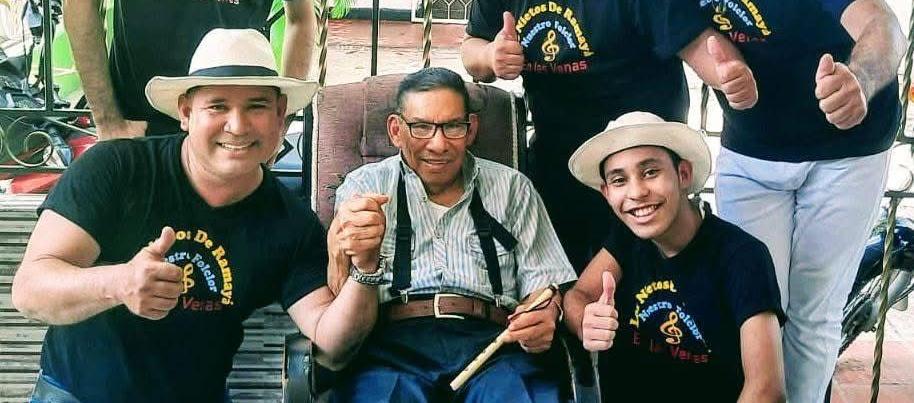 Pedro 'Ramayá' Beltrán en compañía de los miembros de la agrupación 'Los nietos de Pedro Ramayá'. 