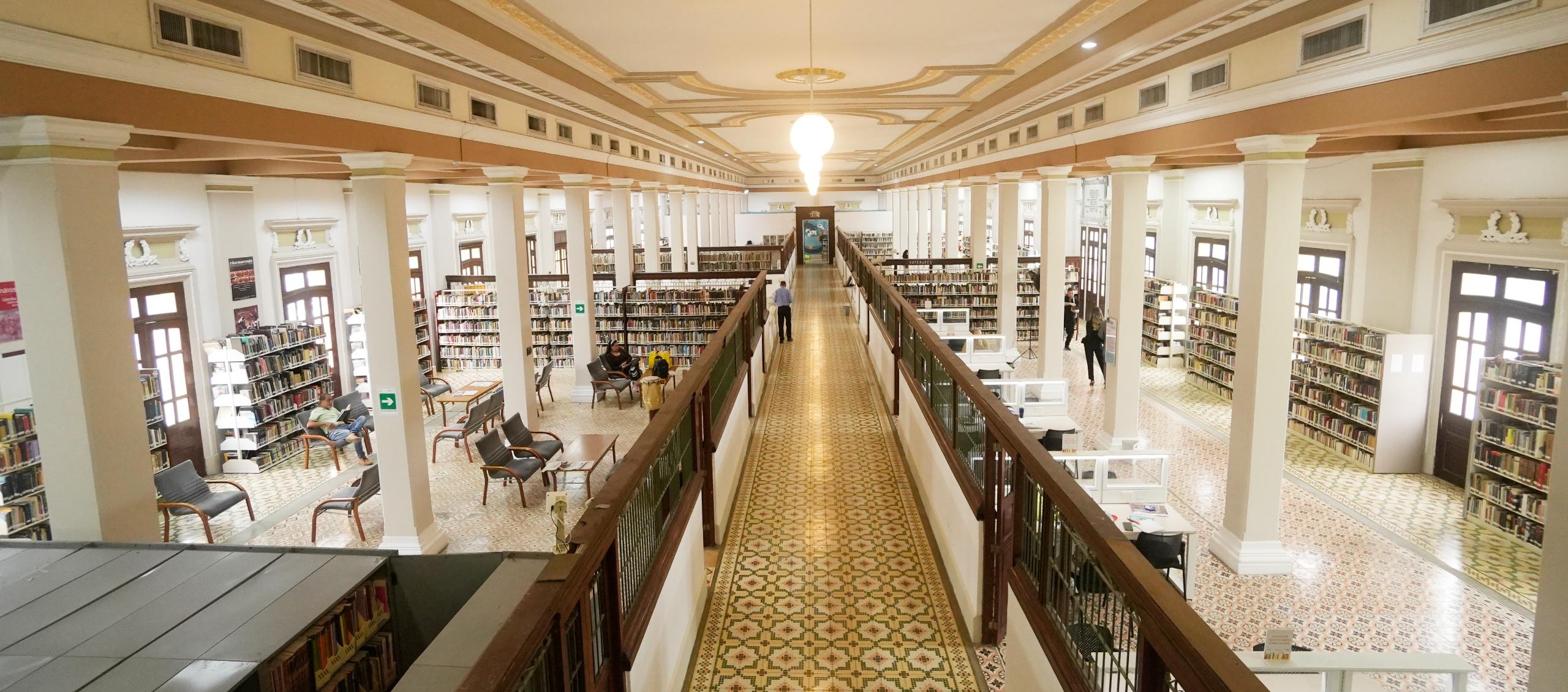 Interior Biblioteca Piloto del Caribe, en la Aduana.