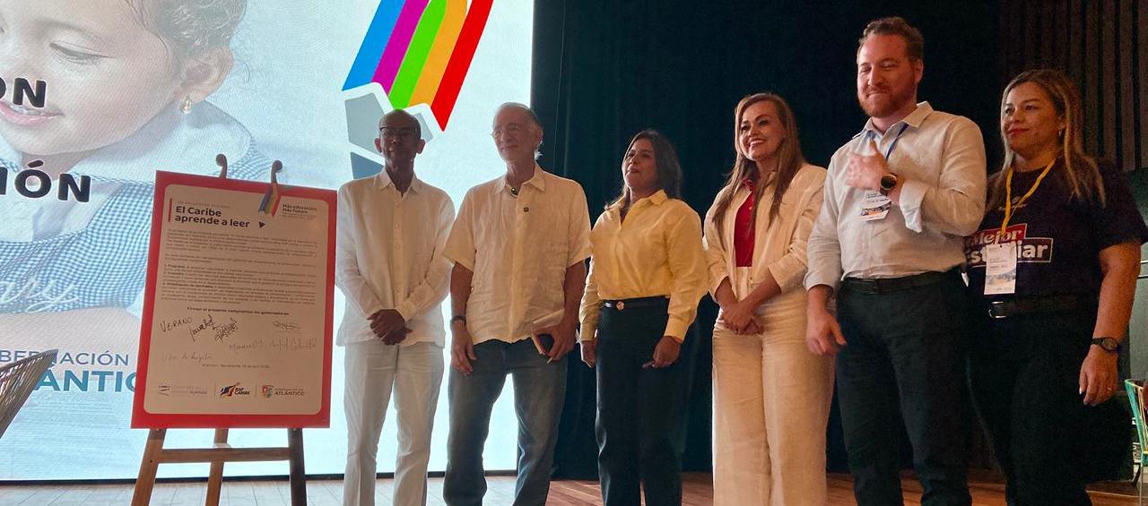 Firma compromiso por la educación