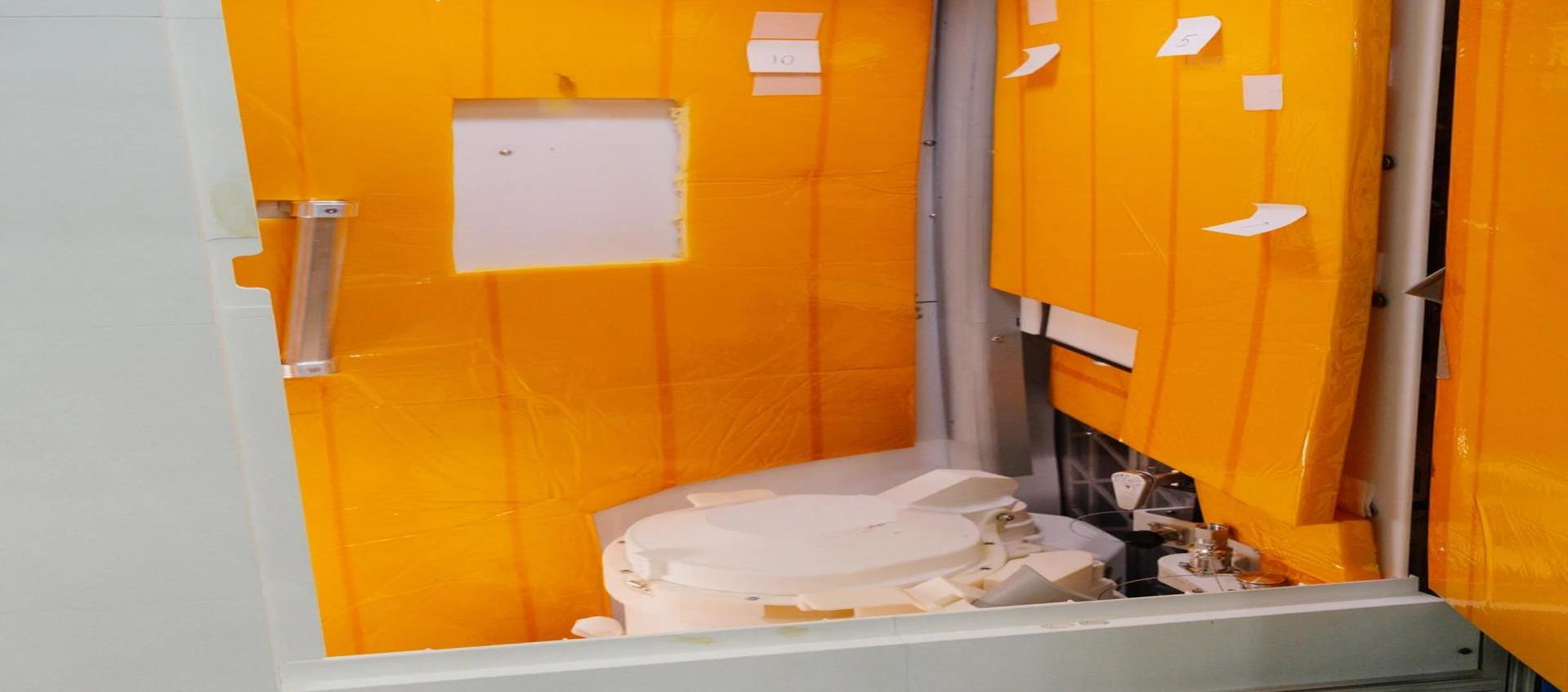 Inodoro a bordo de la cápsula Orión de la misión lunar Artemis II.