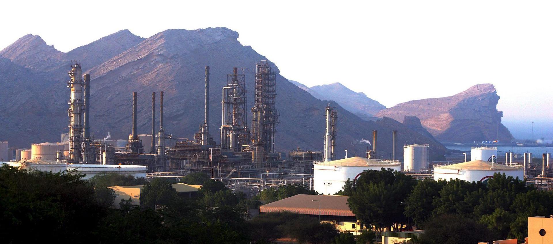 Refinería de petróleo situada en la costa de Omán.