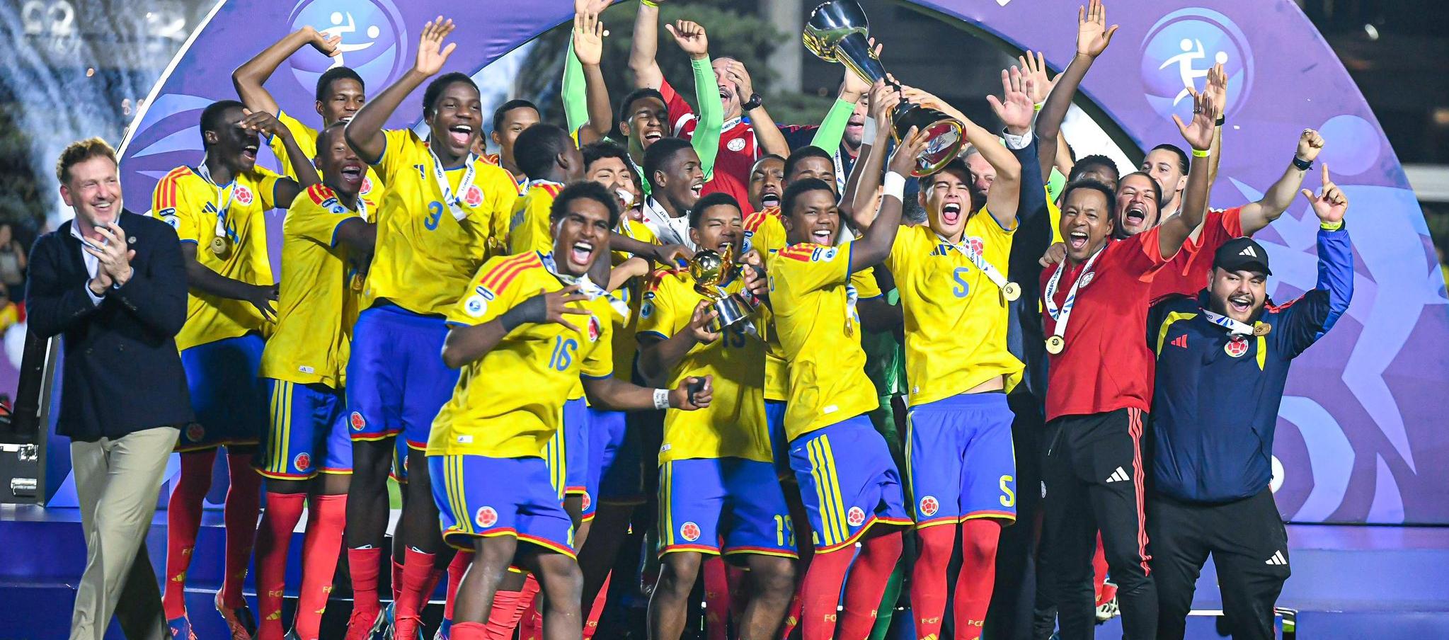 Miguel Agámez (16) en la celebración del título con la Selección Colombia sub–17.