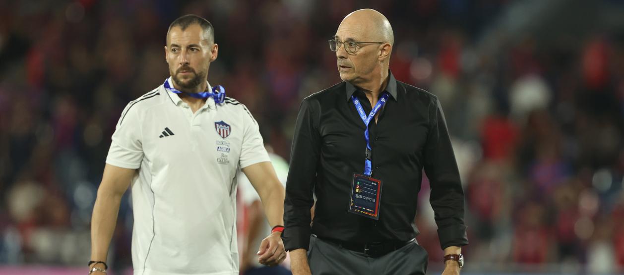 El técnico del Junior, Alfredo Arias, y el preparador físico Miguel Berriel.