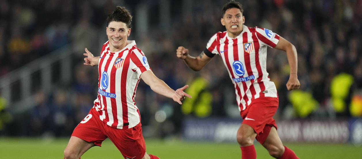 El argentino Julián Álvarez abrió el camino de la victoria para el Atlético con un gol de tiro libre.