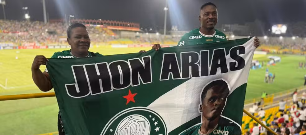 Mónica Andrade, madre de Jhon Arias, con una bandera con la foto de su hijo.