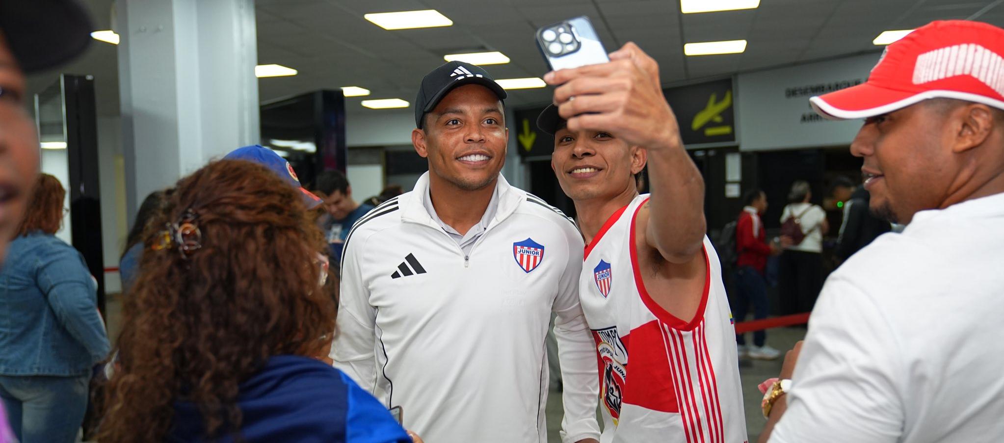 Luis Fernando Muriel con hinchas del Junior en el aeropuerto Silvio Pettirosi.