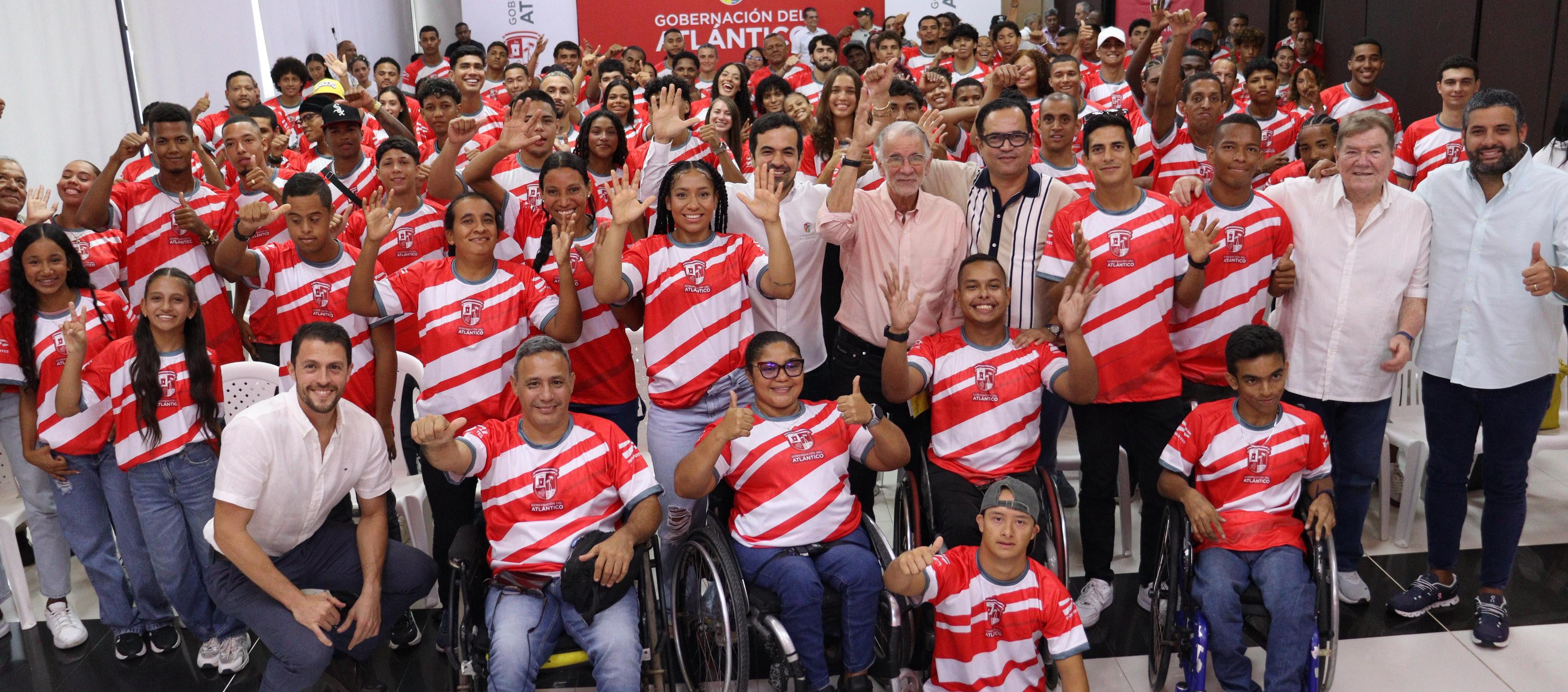 El gobernador Eduardo Verano con los 146 deportistas del programa Atleta Apoyado.