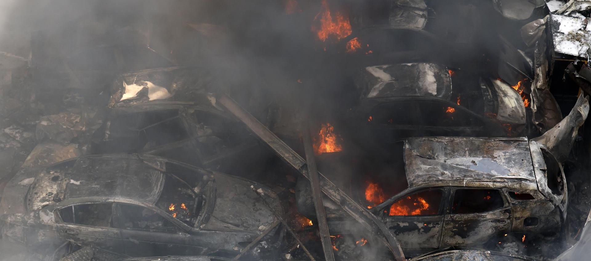 Carros quemados en Beirut por los ataques de Israel.