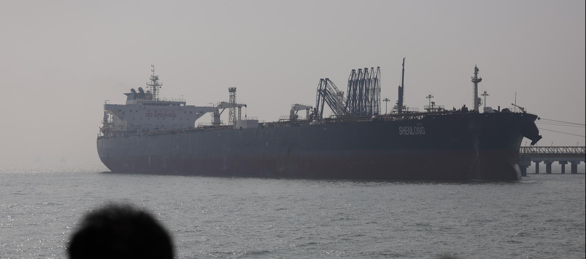 Barco petrolero en el Estrecho de Ormuz.