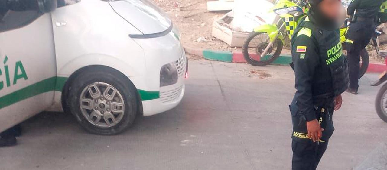 Uniformados de la Policía en el lugar del asesinato de la mujer sin identificar.