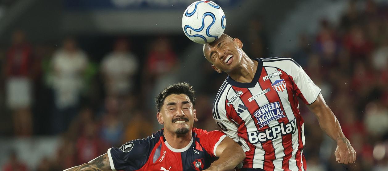 Jermein Peña salta a disputar un balón con Jonatan Torres, autor del gol de Cerro Porteño. 
