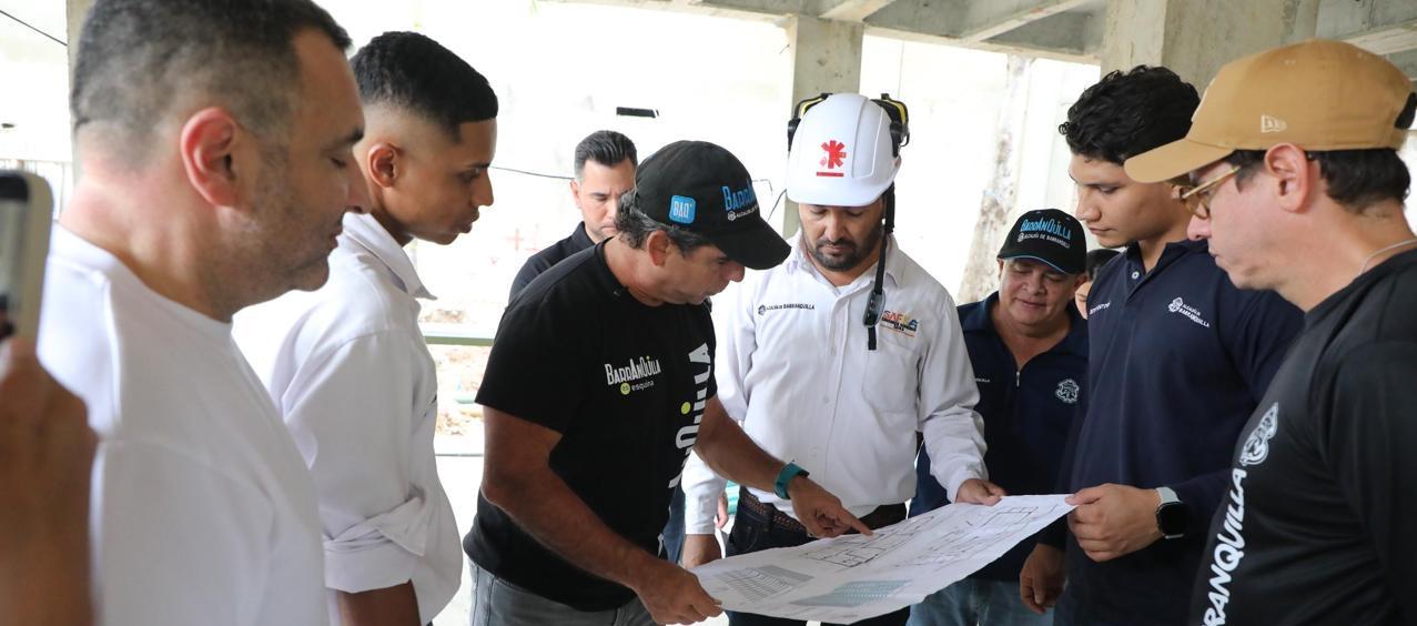 Alcalde Char revisa los planos de la estación de Policía en Riomar. 