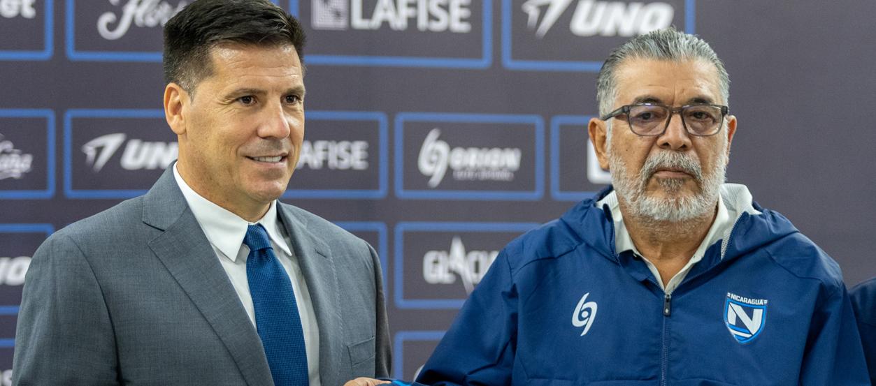 Juan Cruz Real con Manuel Quintanilla, presidente de la Federación Nicaragüense de Fútbol. 