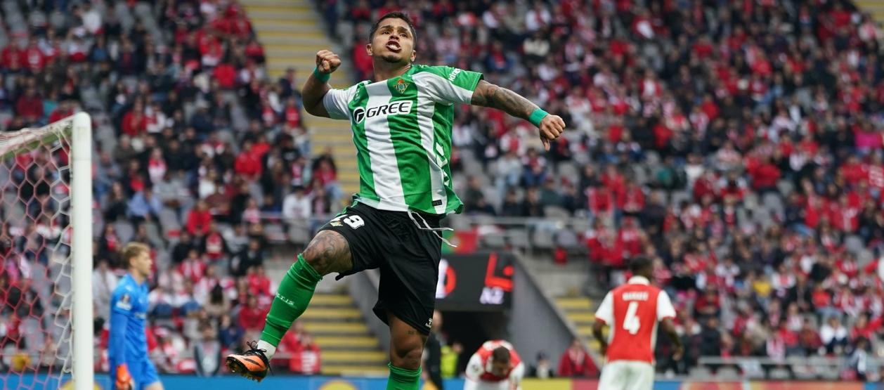 Cucho Hernández tras marcar de penalti para el Betis. 