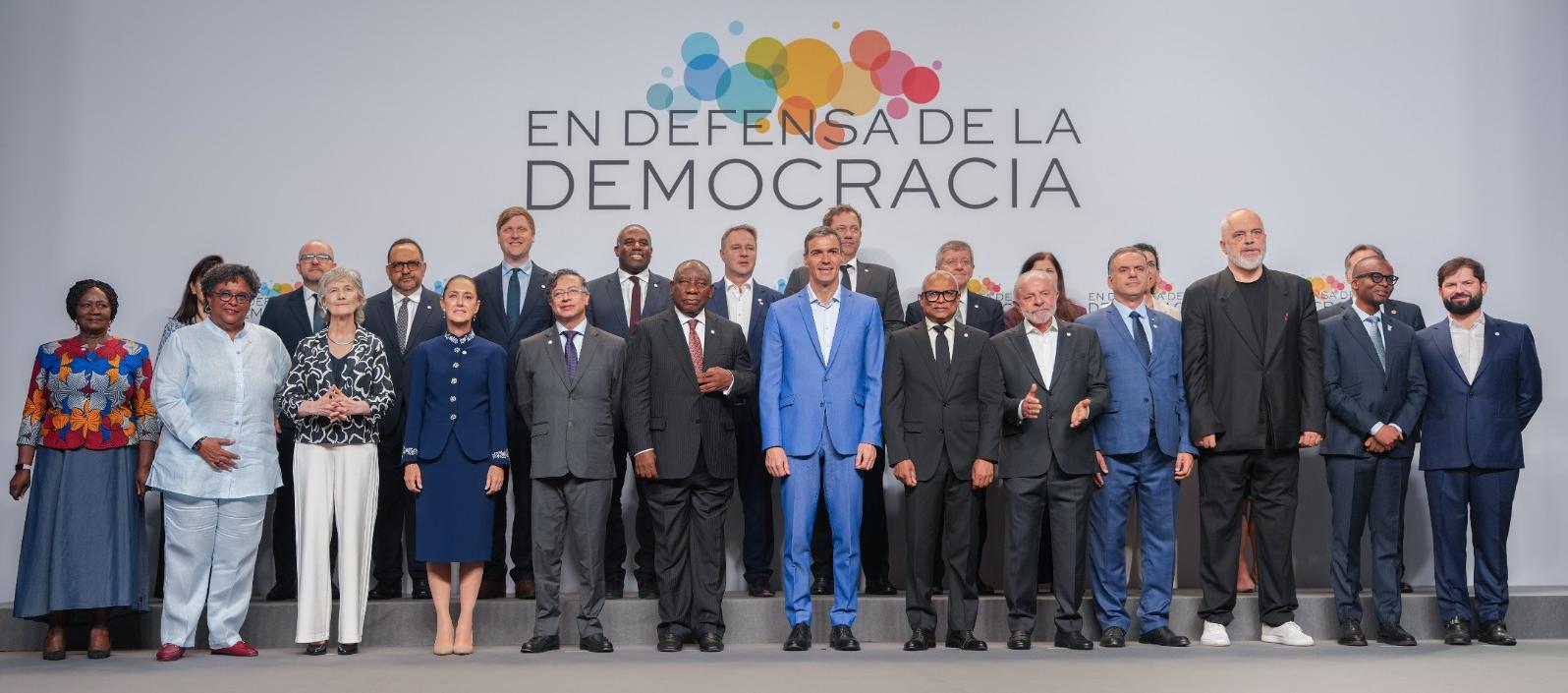 Presidentes y líderes progresistas en la IV Cumbre en Defensa de la Democracia, en Barcelona.