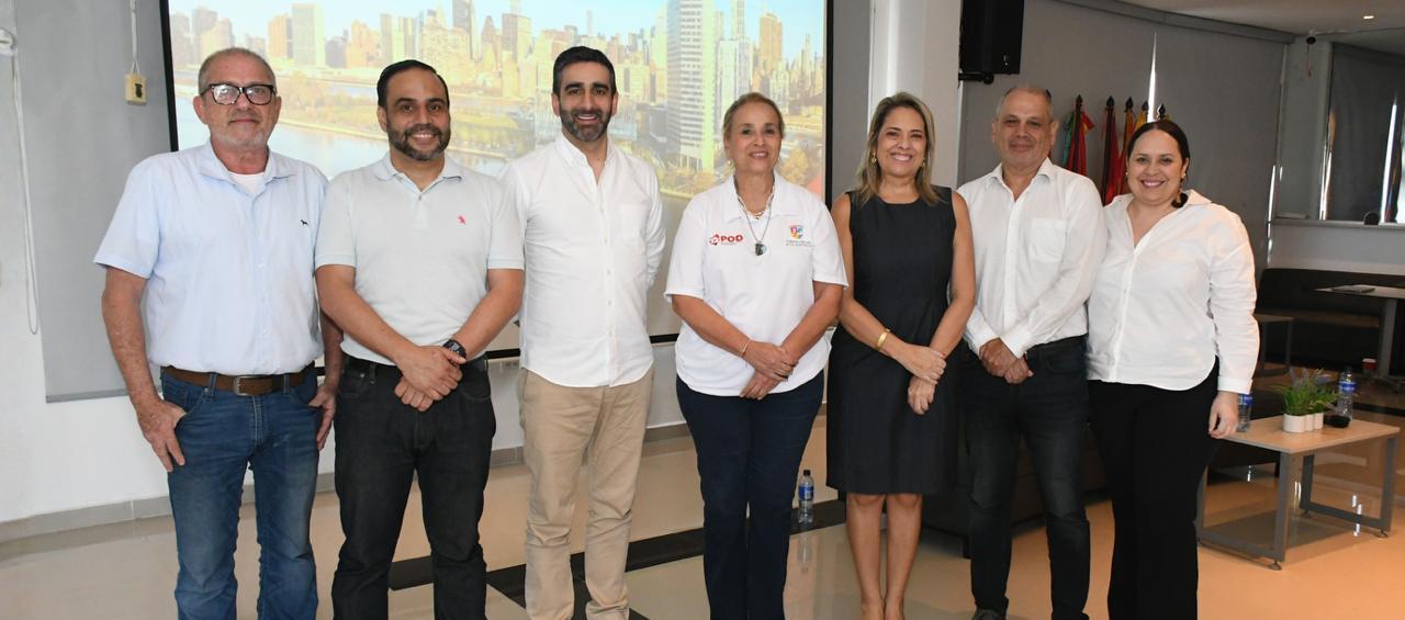 Fernando Gómez-Baquero junto a directivos de la Universidad de la Costa. 