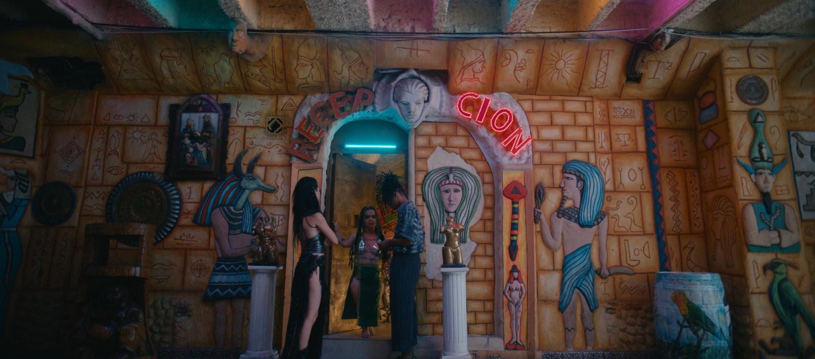 Babel es un bar donde confluye la película. 