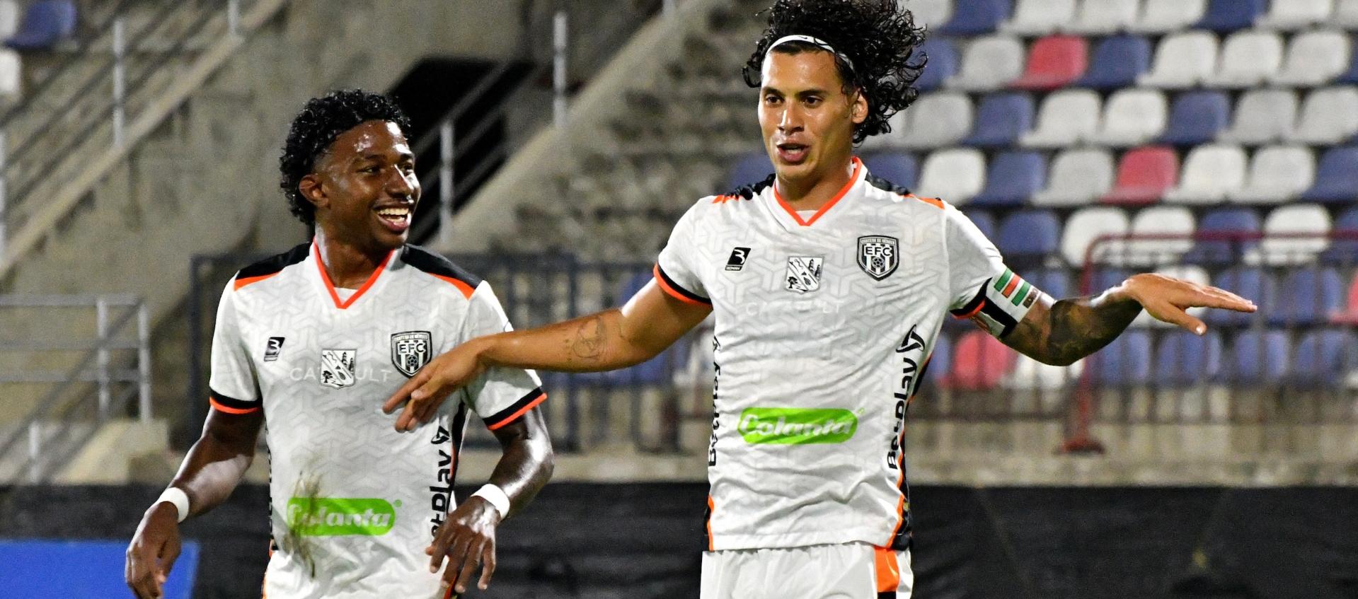 Édison Lopez, derecha, marcó el primer gol del Envigado. 