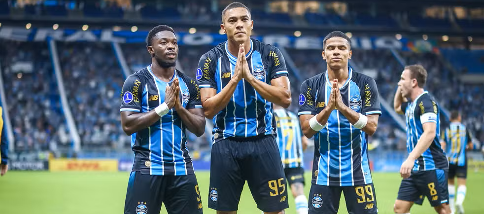 Francis Amuzu, Carlos Vinicius y el colombiano José Enamorado.