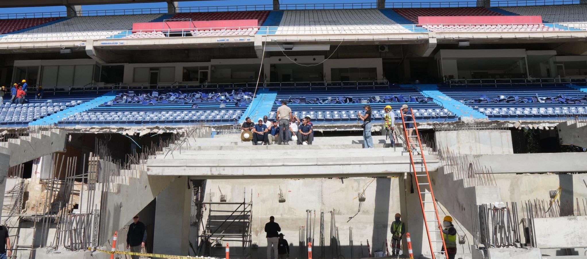 Las nuevas graderías del estadio ya están siendo instaladas. 