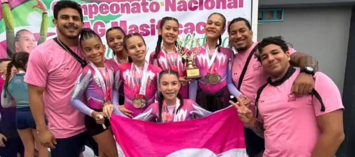 Grupo de deportistas del club Gymnastics Gold Barranquilla. 