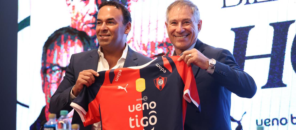Blas Reguera, presidente de Cerro Porteño, y el nuevo entrenador Ariel Holan. 