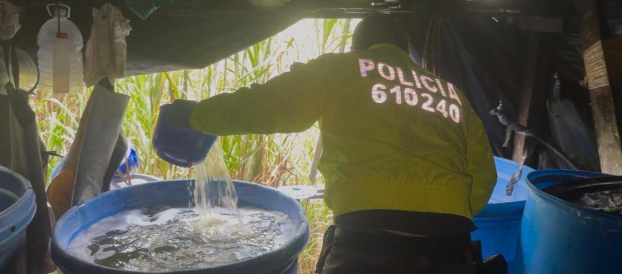 Autoridades durante el operativo de incautación de droga. 