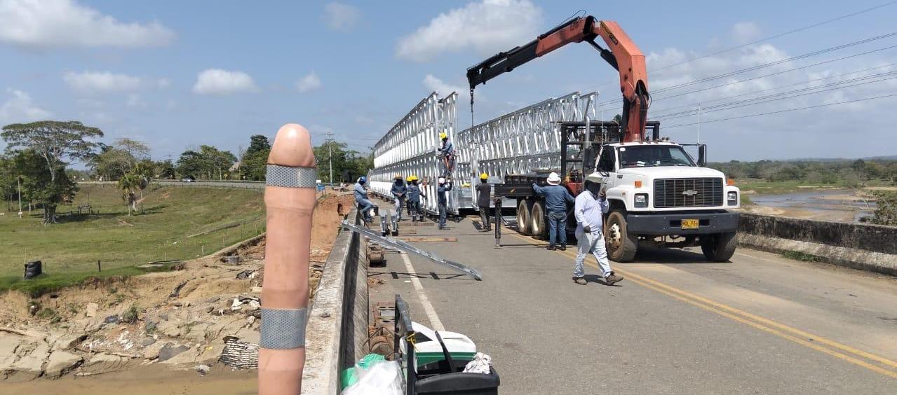 Personal del Invías atiende contingencia en puente 'Mulatos', en Antioquia. 