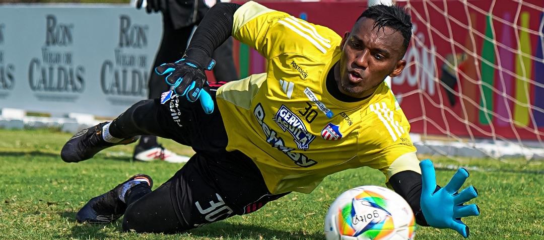 Jefersson Martínez reemplaza en la portería a Mauro Silveira.