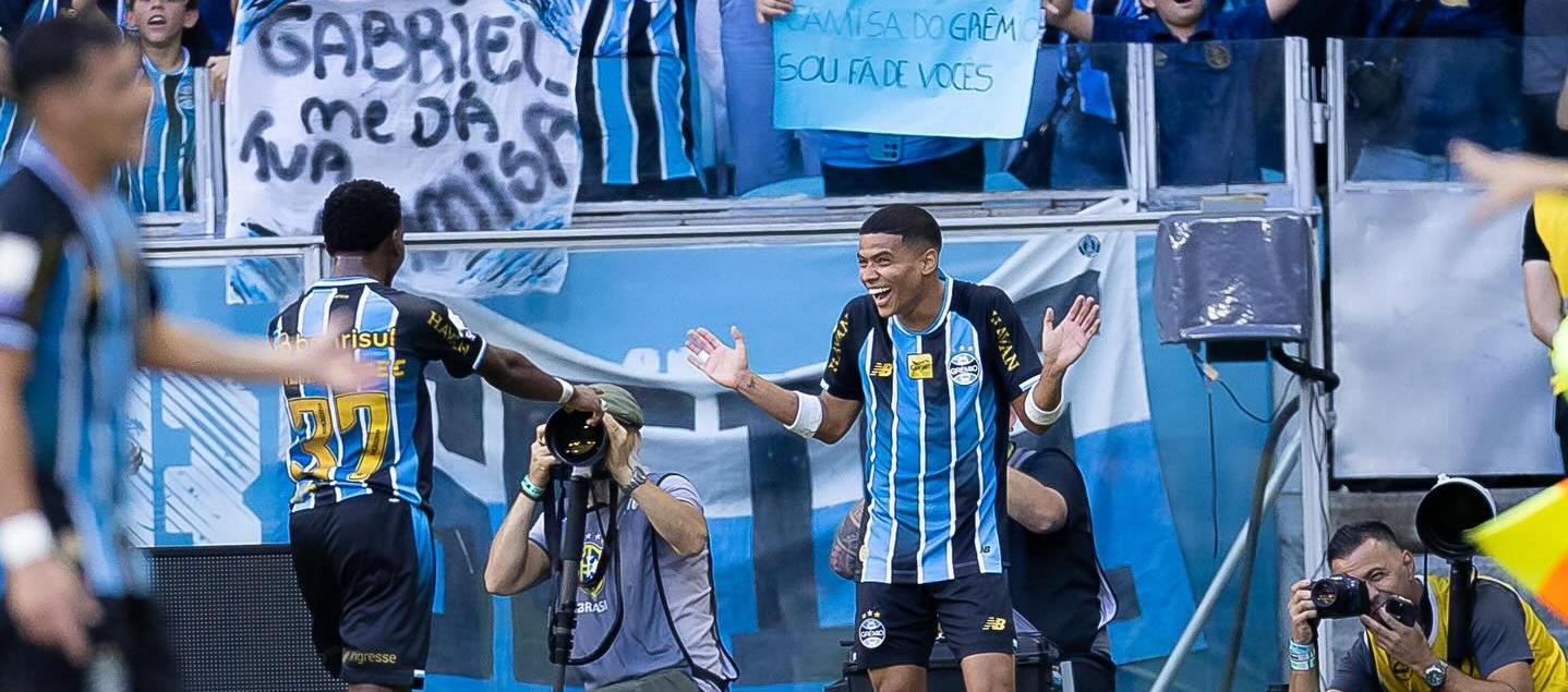 José Enamorado celebra el gol de la victoria de Gremio con su autor, Gabriel Mec.
