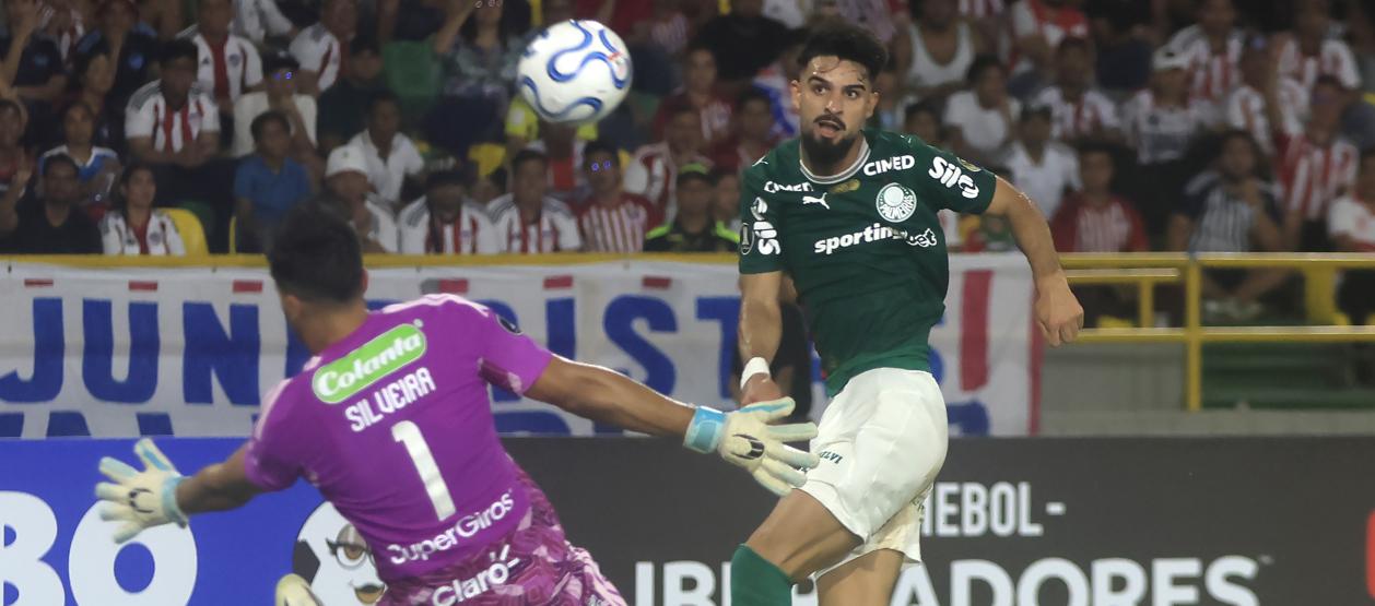 Mano a mano d Juan Manuel López con el portero Mauro Silveira.