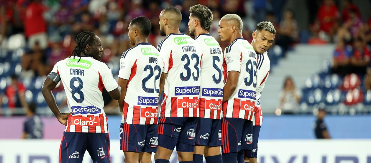 Yimmi Chará, Jesús Rivas, Lucas Monzón, Jermein Peña y Teo Gutiérrez durante el juego contra Cerro Porteño.
