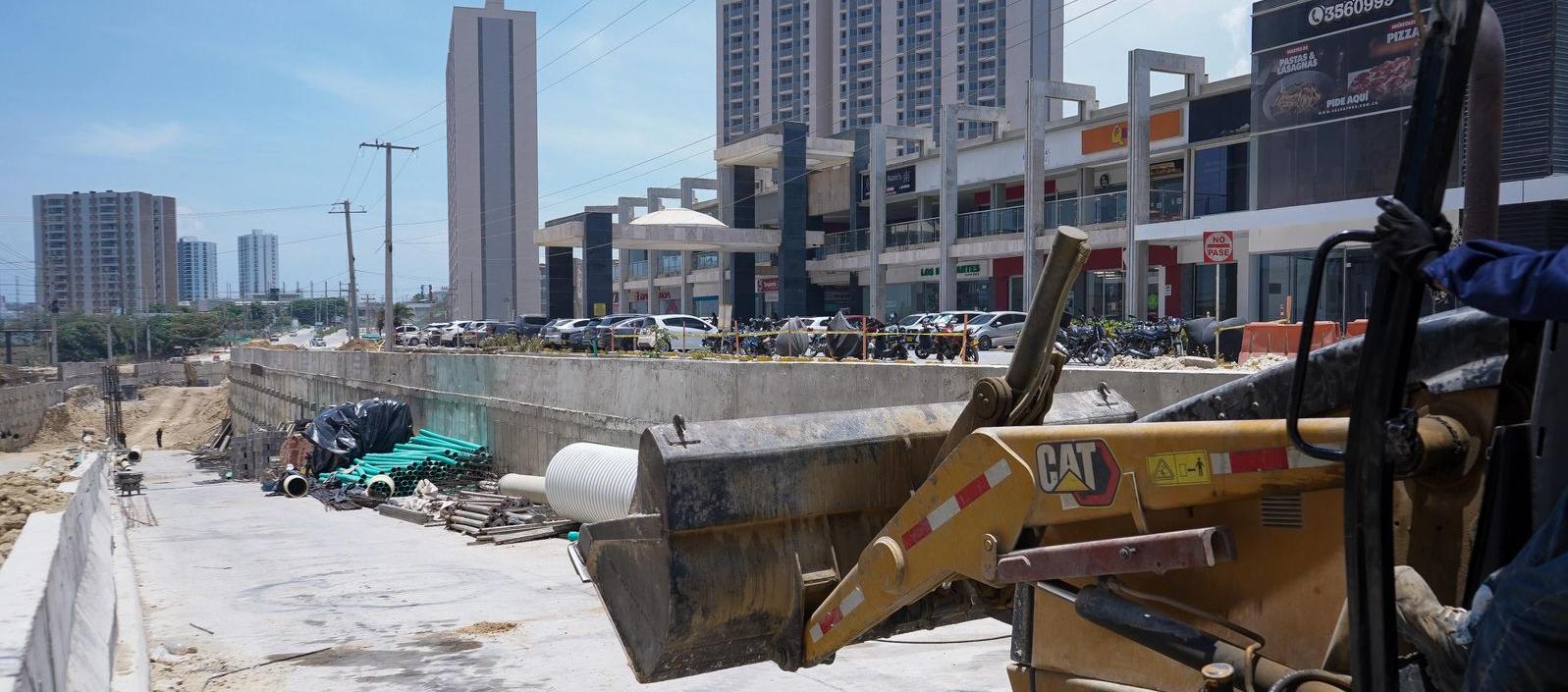 Obra de la Gran Vía y de fondo el Centro Comercial Le Champ.