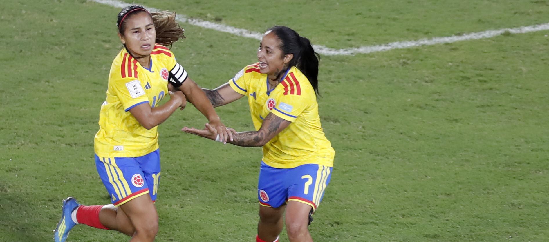 Leicy Santos celebra con Manuela Pavi su gol contra Venezuela. 